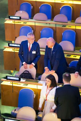 Am 22. September 2025 nahm Bundeskanzler Christian Stocker (2.v.l.) gemeinsam mit Bundespr&auml;sident Alexander van der Bellen (l.) und Bundesministerin Beate Meinl-Reisinger an der Er&ouml;ffnung der UNO Generalversammlung in New York teil.