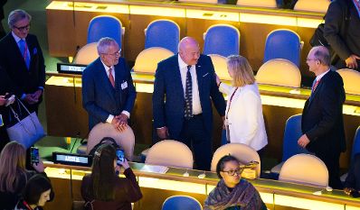 Am 22. September 2025 nahm Bundeskanzler Christian Stocker (5.v.l.) gemeinsam mit Bundespr&auml;sident Alexander van der Bellen (4.v.l.) und Bundesministerin Beate Meinl-Reisinger (6.v.l.) an der Er&ouml;ffnung der UNO Generalversammlung in New York teil.