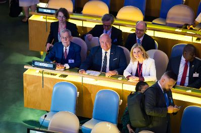 Am 22. September 2025 nahm Bundeskanzler Christian Stocker (4.v.l.) gemeinsam mit Bundespr&auml;sident Alexander van der Bellen (2.v.l.) und Bundesministerin Beate Meinl-Reisinger (6.v.l.) an der Er&ouml;ffnung der UNO Generalversammlung in New York teil.