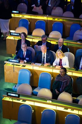 Am 22. September 2025 nahm Bundeskanzler Christian Stocker (4.v.l.) gemeinsam mit Bundespr&auml;sident Alexander van der Bellen (2.v.l.) und Bundesministerin Beate Meinl-Reisinger (6.v.l.) an der Er&ouml;ffnung der UNO Generalversammlung in New York teil.