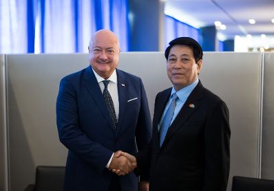 Am 22. September 2025 nahm Bundeskanzler Christian Stocker (l.) gemeinsam mit Bundespr&auml;sident Alexander van der Bellen und Bundesministerin Beate Meinl-Reisinger an der Er&ouml;ffnung der UNO Generalversammlung in New York teil. Im Bild bei Bilateralen Gespr&auml;chen mit dem Pr&auml;sidenten von Vietnam Luong Cuong (r.).