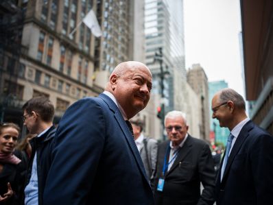 Am 22. September 2025 nahm Bundeskanzler Christian Stocker (m.l.) gemeinsam mit Bundespr&auml;sident Alexander van der Bellen und Bundesministerin Beate Meinl-Reisinger an der Er&ouml;ffnung der UNO Generalversammlung in New York teil.