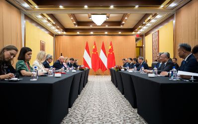 Am 22. September 2025 nahm Bundeskanzler Christian Stocker (5.v.l.) gemeinsam mit Bundespr&auml;sident Alexander van der Bellen und Bundesministerin Beate Meinl-Reisinger an der Er&ouml;ffnung der UNO Generalversammlung in New York teil.