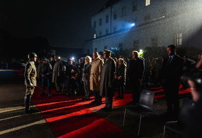 Am 26. September 2025 nahm Bundeskanzler Christian Stocker gemeinsam mit Bundesministerin Klaudia Tanner im Zuge der Ausmusterungsfeierlichkeiten an der Theresianischen Milit&auml;rakademie in Wiener Neustadt am Zapfenstreich teil.