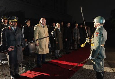 Am 26. September 2025 nahm Bundeskanzler Christian Stocker gemeinsam mit Bundesministerin Klaudia Tanner im Zuge der Ausmusterungsfeierlichkeiten an der Theresianischen Milit&auml;rakademie in Wiener Neustadt am Zapfenstreich teil.