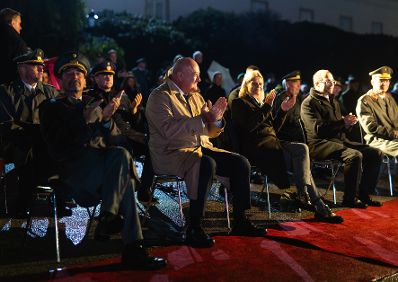 Am 26. September 2025 nahm Bundeskanzler Christian Stocker gemeinsam mit Bundesministerin Klaudia Tanner im Zuge der Ausmusterungsfeierlichkeiten an der Theresianischen Milit&auml;rakademie in Wiener Neustadt am Zapfenstreich teil.