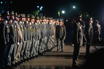 Am 26. September 2025 nahm Bundeskanzler Christian Stocker gemeinsam mit Bundesministerin Klaudia Tanner im Zuge der Ausmusterungsfeierlichkeiten an der Theresianischen Milit&auml;rakademie in Wiener Neustadt am Zapfenstreich teil.