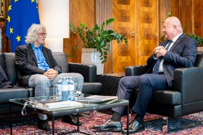 Am 29. September 2025 empfing Bundeskanzler Christian Stocker (r.) den Obmann der Selbsthilfe Vorarlberg Werner Gohm (l.) zu einem Arbeitsgespr&auml;ch.