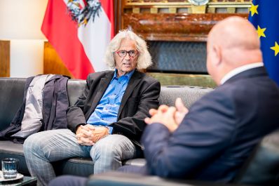 Am 29. September 2025 empfing Bundeskanzler Christian Stocker (r.) den Obmann der Selbsthilfe Vorarlberg Werner Gohm (l.) zu einem Arbeitsgespr&auml;ch.