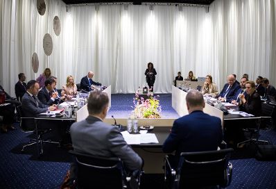 Am 1. Oktober 2025 nahm Bundeskanzler Christian Stocker (3.v.r.) am mehrt&auml;gigen EU-Gipfel der Staats- und Regierungschefs in Kopenhagen teil. Im Bild bei einem Arbeitsgespr&auml;ch mit der Ministerpr&auml;sidentin von Italien Giorgia Meloni (4.v.l.).