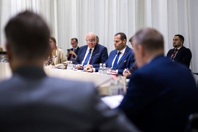 Am 1. Oktober 2025 nahm Bundeskanzler Christian Stocker (m.) am mehrt&auml;gigen EU-Gipfel der Staats- und Regierungschefs in Kopenhagen teil. Im Bild bei einem Arbeitsgespr&auml;ch mit der Ministerpr&auml;sidentin von Italien Giorgia Meloni.