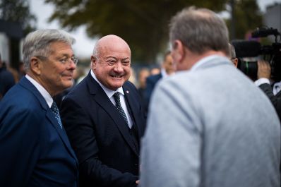 Am 3. Oktober 2025 nahm Bundeskanzler Christian Stocker (m.) am 71. &Ouml;sterreichischen Gemeindetag in Klagenfurt teil. Im Bild mit dem Landeshauptmann von K&auml;rnten Peter Kaiser (l.).