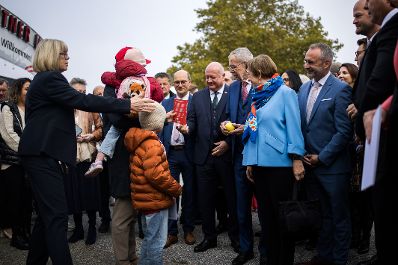 Am 3. Oktober 2025 nahm Bundeskanzler Christian Stocker (m.) am 71. &Ouml;sterreichischen Gemeindetag in Klagenfurt teil. Im Bild mit Bundespr&auml;sident Alexander Van der Bellen (m.r.).
