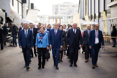 Am 3. Oktober 2025 nahm Bundeskanzler Christian Stocker (m.r.) am 71. &Ouml;sterreichischen Gemeindetag in Klagenfurt teil. Im Bild gemeinsam mit Bundespr&auml;sident Alexander Van der Bellen (m.) und dem Landeshauptmann von K&auml;rnten Peter Kaiser (l.).
