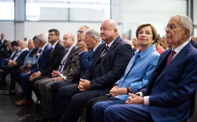 Am 3. Oktober 2025 nahm Bundeskanzler Christian Stocker (m.r.) am 71. &Ouml;sterreichischen Gemeindetag in Klagenfurt teil. Im Bild gemeinsam mit Bundespr&auml;sident Alexander Van der Bellen (r.) und dem Landeshauptmann von K&auml;rnten Peter Kaiser (m.l.).