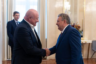 Am 8. Oktober 2025 empfing Bundeskanzler Christian Stocker (m.) den B&uuml;rgermeister von Wien Michael Ludwig (r.) zu einem Arbeitsgespr&auml;ch.
