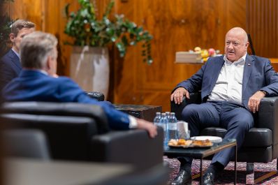 Am 8. Oktober 2025 empfing Bundeskanzler Christian Stocker (r.) den B&uuml;rgermeister von Wien Michael Ludwig (2.v.l.) zu einem Arbeitsgespr&auml;ch.