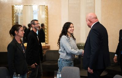 Am 7. Oktober 2025 empfing Bundeskanzler Christian Stocker (r.) gemeinsam mit Staatssekret&auml;r Alexander Pr&ouml;ll Eltern von israelischen Geiseln zu einem Arbeitsgespr&auml;ch.