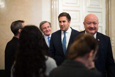 Am 7. Oktober 2025 empfing Bundeskanzler Christian Stocker (r.) gemeinsam mit Staatssekret&auml;r Alexander Pr&ouml;ll (m.r.) Eltern von israelischen Geiseln zu einem Arbeitsgespr&auml;ch.