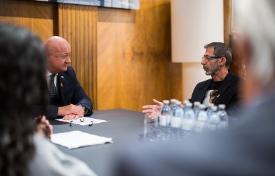 Am 7. Oktober 2025 empfing Bundeskanzler Christian Stocker (m.l.) gemeinsam mit Staatssekret&auml;r Alexander Pr&ouml;ll Eltern von israelischen Geiseln zu einem Arbeitsgespr&auml;ch.