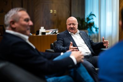 Am 8. Oktober 2025 empfing Bundeskanzler Christian Stocker (m.) den Landeshauptmann der Steiermark Mario Kunasek (l.) zu einem Arbeitsgespr&auml;ch.