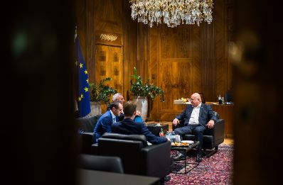 Am 8. Oktober 2025 empfing Bundeskanzler Christian Stocker (r.) den Landeshauptmann der Steiermark Mario Kunasek (2.v.l.) zu einem Arbeitsgespr&auml;ch.