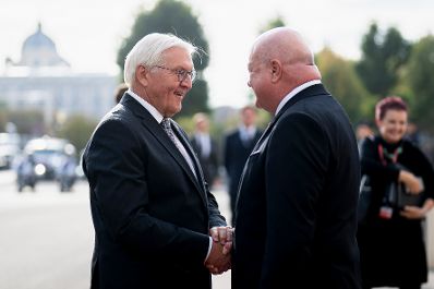 Am 21. Oktober 2025 empfing Bundeskanzler Christian Stocker (m.r.) den deutschen Bundespr&auml;sidenten Frank-Walter Steinmeier (m.l.) zu einem Arbeitsgespr&auml;ch.