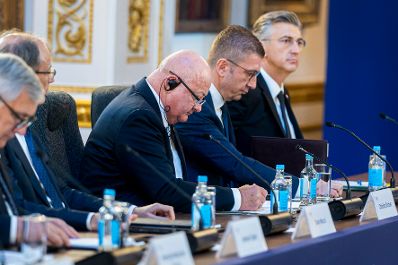 Am 22. Oktober 2025 reiste Bundeskanzler Christian Stocker (m.) zu einem Arbeitsbesuch nach London anl&auml;sslich des Westbalkan-Gipfels im Rahmen des Berlin-Prozesses.