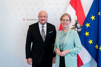 Am 22. Oktober 2025 empfing Bundeskanzler Christian Stocker (l.) Bundesministerin a.D. Leonore Gewessler (r.) zu einem Arbeitsgespr&auml;ch.