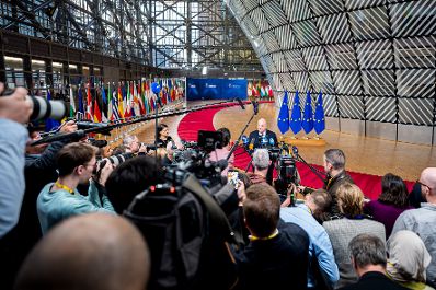 Am 23. Oktober 2025 nahm Bundeskanzler Christian Stocker (m.) an dem Treffen der EU-Staats- und Regierungschefs in Br&uuml;ssel teil. Im Bild beim Doorstep.