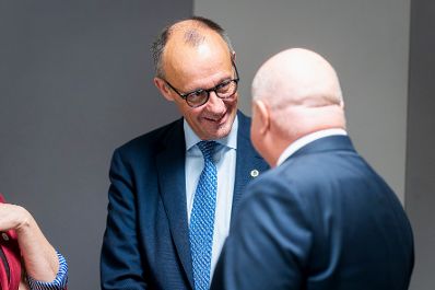 Am 23. Oktober 2025 nahm Bundeskanzler Christian Stocker (r.) an dem Treffen der EU-Staats- und Regierungschefs in Br&uuml;ssel teil. Im Bild mit dem Bundeskanzler der Bundesrepublik Deutschland Friedrich Merz (l.) bei einem Kleingruppentreffen zum Thema Migration.