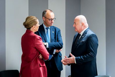 Am 23. Oktober 2025 nahm Bundeskanzler Christian Stocker (r.) an dem Treffen der EU-Staats- und Regierungschefs in Br&uuml;ssel teil. Im Bild gemeinsam mit dem Bundeskanzler der Bundesrepublik Deutschland Friedrich Merz (m.) und der Ministerpr&auml;sidentin des K&ouml;nigreichs D&auml;nemark Mette Frederiksen (l.), bei einem Kleingruppentreffen zum Thema Migration.