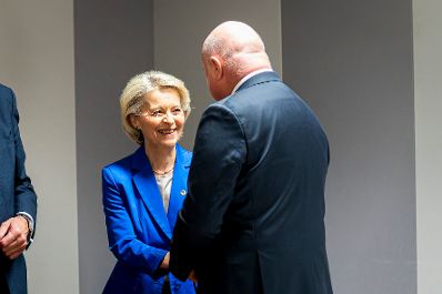 Am 23. Oktober 2025 nahm Bundeskanzler Christian Stocker (r.) an dem Treffen der EU-Staats- und Regierungschefs in Br&uuml;ssel teil. Im Bild mit der Pr&auml;sidentin der Europ&auml;ischen Kommission Ursula von der Leyen (l.) bei einem Kleingruppentreffen zum Thema Migration.