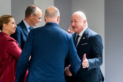 Am 23. Oktober 2025 nahm Bundeskanzler Christian Stocker (r.) an dem Treffen der EU-Staats- und Regierungschefs in Br&uuml;ssel teil. Im Bild gemeinsam mit dem Bundeskanzler der Bundesrepublik Deutschland Friedrich Merz (2.v.l.) und der Ministerpr&auml;sidentin des K&ouml;nigreichs D&auml;nemark Mette Frederiksen (l.), bei einem Kleingruppentreffen zum Thema Migration.