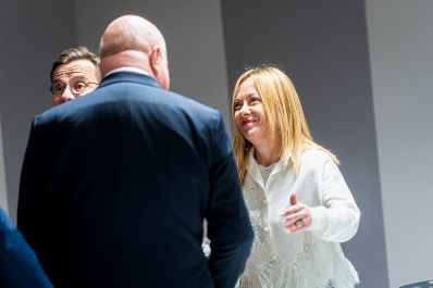 Am 23. Oktober 2025 nahm Bundeskanzler Christian Stocker (m.) an dem Treffen der EU-Staats- und Regierungschefs in Br&uuml;ssel teil. Im Bild mit der Ministerpr&auml;sidentin von Italien Giorgia Meloni (r.) bei einem Kleingruppentreffen zum Thema Migration.