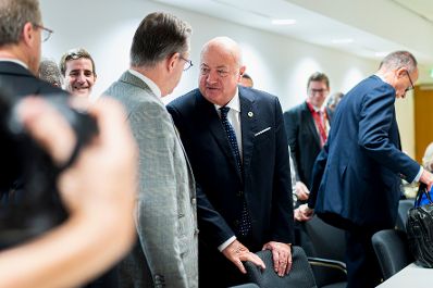 Am 23. Oktober 2025 nahm Bundeskanzler Christian Stocker (r.) an dem Treffen der EU-Staats- und Regierungschefs in Br&uuml;ssel teil. Im Bild bei einem Kleingruppentreffen zum Thema Migration.