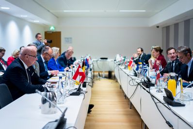 Am 23. Oktober 2025 nahm Bundeskanzler Christian Stocker (3.v.l.) an dem Treffen der EU-Staats- und Regierungschefs in Br&uuml;ssel teil. Im Bild bei einem Kleingruppentreffen zum Thema Migration.