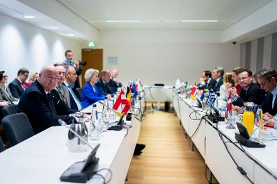 Am 23. Oktober 2025 nahm Bundeskanzler Christian Stocker (3.v.l.) an dem Treffen der EU-Staats- und Regierungschefs in Br&uuml;ssel teil. Im Bild bei einem Kleingruppentreffen zum Thema Migration.