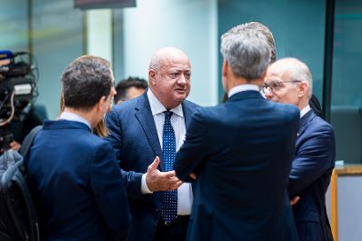 Am 23. Oktober 2025 nahm Bundeskanzler Christian Stocker (m.) an dem Treffen der EU-Staats- und Regierungschefs in Br&uuml;ssel teil.