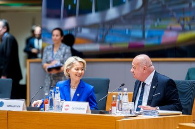 Am 23. Oktober 2025 nahm Bundeskanzler Christian Stocker (r.) an dem Treffen der EU-Staats- und Regierungschefs in Br&uuml;ssel teil. Im Bild mit der Pr&auml;sidentin der Europ&auml;ischen Kommission, Ursula von der Leyen (l.)