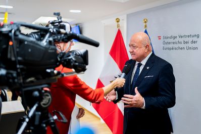 Am 23. Oktober 2025 nahm Bundeskanzler Christian Stocker (im Bild) an dem Treffen der EU-Staats- und Regierungschefs in Br&uuml;ssel teil. Im Bild bei einem Presseinterview.