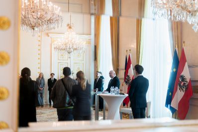 Am 26. Oktober 2025 lud Bundeskanzler Christian Stocker (2.v.r.) anl&auml;sslich des Nationalfeiertags Besucherinnen und Besucher zum Tag der offenen T&uuml;r ins Bundeskanzleramt.