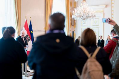 Am 26. Oktober 2025 lud Bundeskanzler Christian Stocker (2.v.l.) anl&auml;sslich des Nationalfeiertags Besucherinnen und Besucher zum Tag der offenen T&uuml;r ins Bundeskanzleramt.