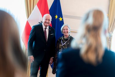 Am 26. Oktober 2025 lud Bundeskanzler Christian Stocker (m.l.) anl&auml;sslich des Nationalfeiertags Besucherinnen und Besucher zum Tag der offenen T&uuml;r ins Bundeskanzleramt.