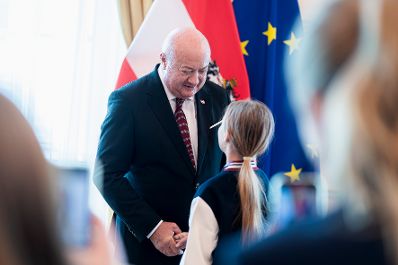 Am 26. Oktober 2025 lud Bundeskanzler Christian Stocker (m.l.) anl&auml;sslich des Nationalfeiertags Besucherinnen und Besucher zum Tag der offenen T&uuml;r ins Bundeskanzleramt.