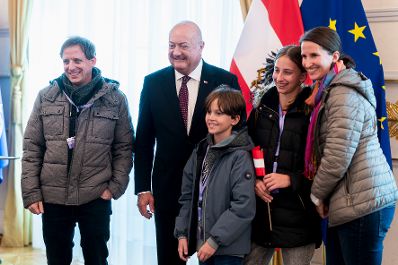 Am 26. Oktober 2025 lud Bundeskanzler Christian Stocker (2.v.l.) anl&auml;sslich des Nationalfeiertags Besucherinnen und Besucher zum Tag der offenen T&uuml;r ins Bundeskanzleramt.