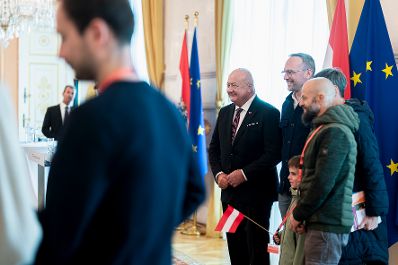 Am 26. Oktober 2025 lud Bundeskanzler Christian Stocker (m.r.) anl&auml;sslich des Nationalfeiertags Besucherinnen und Besucher zum Tag der offenen T&uuml;r ins Bundeskanzleramt.