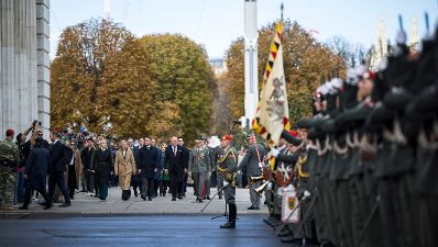 Am 26. Oktober 2025 fanden anl&auml;sslich des Nationalfeiertages Feierlichkeiten am Wiener Heldenplatz statt. Im Bild Bundeskanzler Christian Stocker (18.v.l.) mit Vizekanzler Andreas Babler (15.v.l.), Bundesministerin Klaudia Tanner (11.v.l.), Staatssekret&auml;r Josef Schellhorn (13.v.l.), Bundesminister Peter Hanke (14.v.l.), Bundesministerin Beate Meinl-Reisinger (12.v.l.), Bundesminister Wolfgang Hattmannsdorfer (16.v.l.), Bundesministerin Eva-Maria Holzleithner (17.v.l.) und Bundesminister Christoph Wiederkehr (19.v.l.).