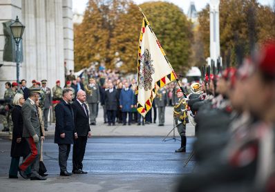 Am 26. Oktober 2025 fanden anl&auml;sslich des Nationalfeiertages Feierlichkeiten am Wiener Heldenplatz statt. Im Bild Bundeskanzler Christian Stocker (11.v.l.) mit Vizekanzler Andreas Babler (9.v.l.), Bundesministerin Klaudia Tanner (4.v.l.) und Bundesministerin Beate Meinl-Reisinger (6.v.l.).