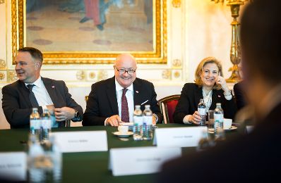 Am 26. Oktober 2025 fand anl&auml;sslich des Nationalfeiertages ein Sonderministerrat im Bundeskanzleramt statt. Im Bild Bundeskanzler Christian Stocker (m.) mit Vizekanzler Andreas Babler (l.) und Bundesministerin Beate Meinl-Reisinger (r.).